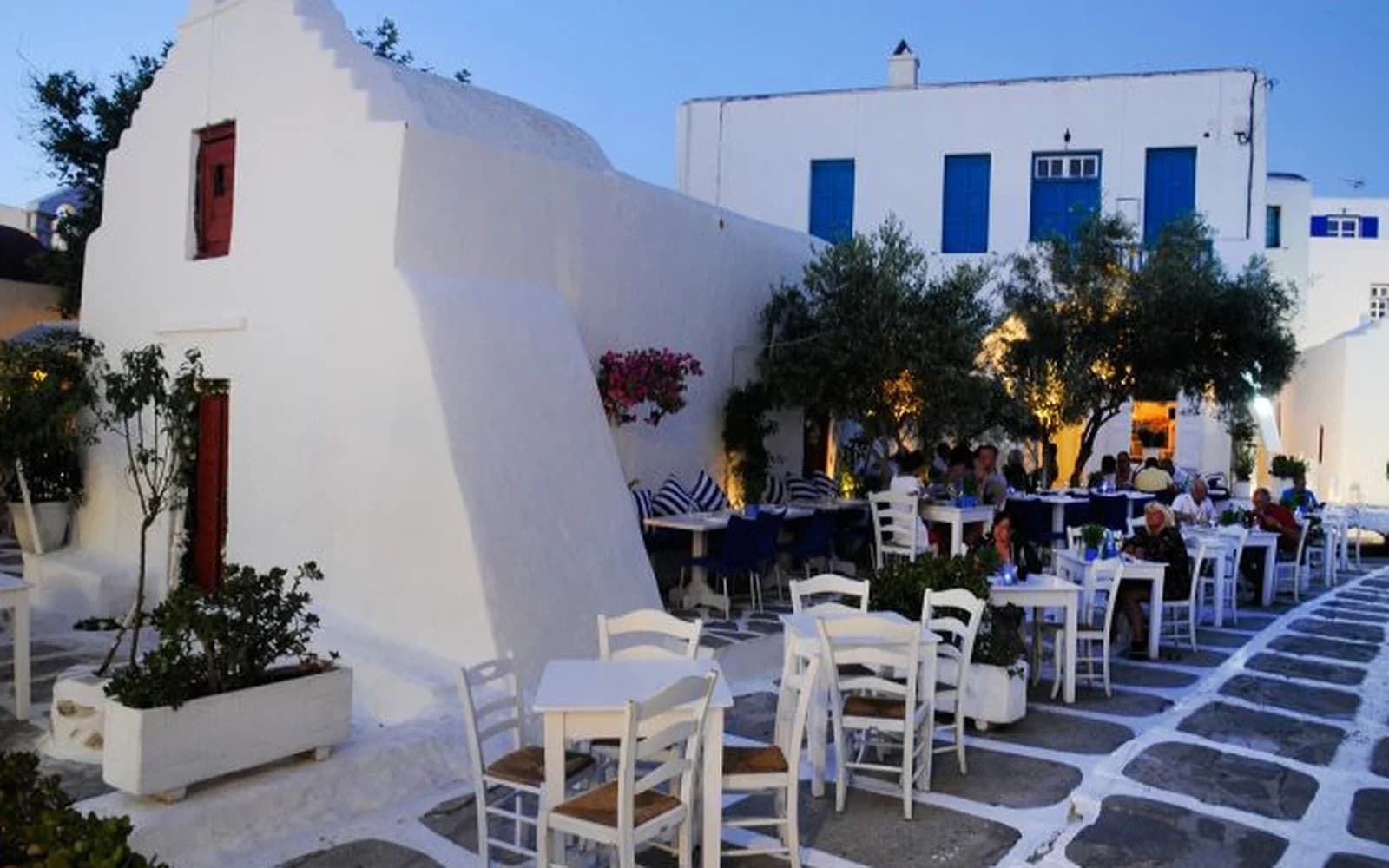 Where to Eat in Mykonos Town: The Advanza Guide